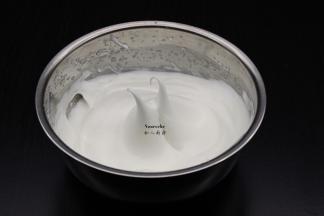 制作蛋白糊：蛋白打至醋泡，分三次加入白砂糖，打至湿性发泡；