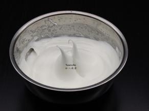 制作蛋白糊：蛋白打至醋泡，分三次加入白砂糖，打至湿性发泡；