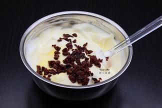 蔓越莓干切碎，加入拌均；