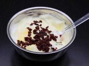 蔓越莓干切碎，加入拌均；