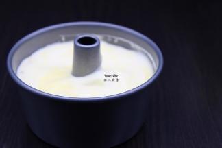 把拌均的面糊倒入戚风蛋糕模具中；