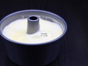 把拌均的面糊倒入戚风蛋糕模具中；