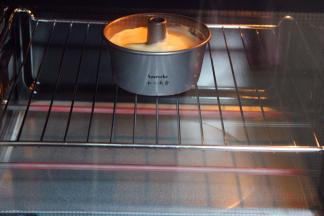 烤箱预热，170度，上下火，35分钟。PS：每个烤箱不同，时间及温度略有差异