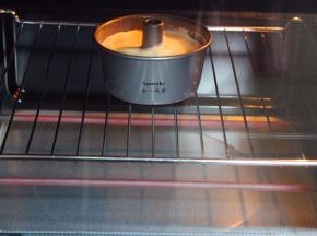 烤箱预热，170度，上下火，35分钟。PS：每个烤箱不同，时间及温度略有差异