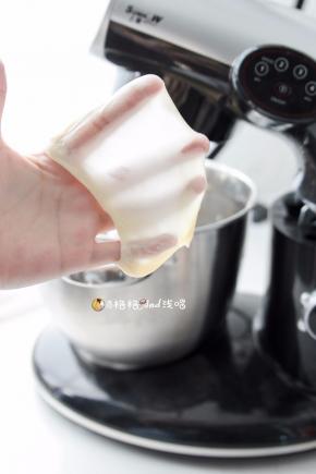 将除紫薯粉，黄油外的以上材料放入厨师机，面包机或手工揉面至扩展阶段，再加入黄油继续揉至完全阶段（能拉出较薄的薄膜）