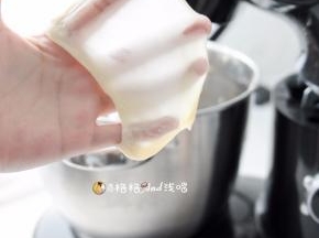 将除紫薯粉，黄油外的以上材料放入厨师机，面包机或手工揉面至扩展阶段，再加入黄油继续揉至完全阶段（能拉出较薄的薄膜）