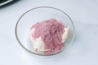 . 揉好的面团分出200克面团，揉入紫薯粉