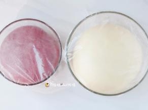 . 盖上保鲜膜，室温发酵，根据季节温度不同一般，1-2个小时左右，面团发到2倍大小。