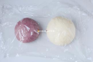. 发酵好的面团，排气滚圆，盖上保鲜膜松弛10分钟
