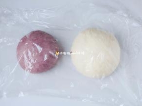 . 发酵好的面团，排气滚圆，盖上保鲜膜松弛10分钟
