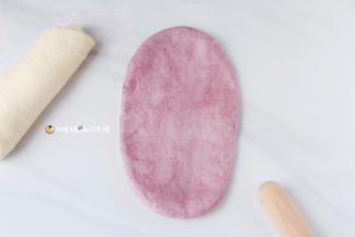 . 松弛好的面团分别擀开呈椭圆形