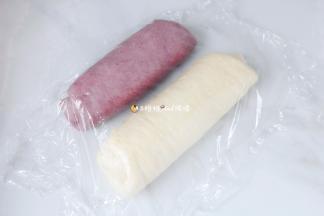 . 卷起，盖上保鲜膜松弛10分钟