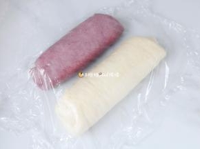 . 卷起，盖上保鲜膜松弛10分钟
