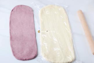 . 卷起，盖上保鲜膜松弛10分钟