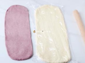 . 卷起，盖上保鲜膜松弛10分钟