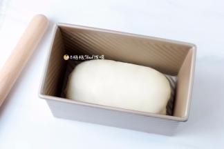 . 从上而下地卷起来。收口捏紧。放入学厨金色不沾土司盒里