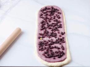 . 把紫薯面团叠放在原味面团上，铺上一些蜜豆