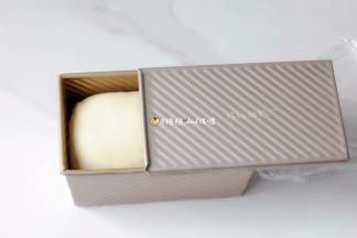 . 入烤箱，放一杯温水，开38度二发