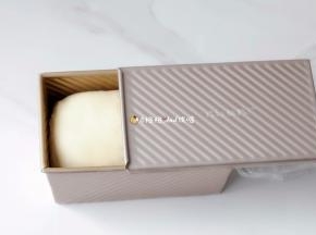. 入烤箱，放一杯温水，开38度二发