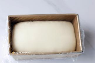 . 发酵到8分满，取出，预热烤箱175度， 烘烤45分钟