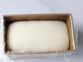 . 发酵到8分满，取出，预热烤箱175度， 烘烤45分钟