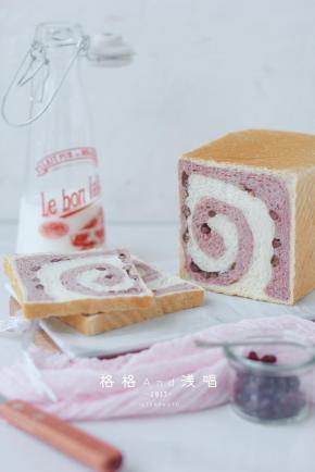 紫薯富含蛋白质、纤维素、氨基酸、维生素及多种矿物质，同时还富含硒元素和花青素。
维生素A可以改善视力，维生素C 可使胶元蛋白正常合成。
这么多好处，又极易得的紫薯，我们还是要多吃