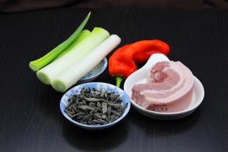 准备食材：厨男东北木耳干小木耳、五花肉、红辣椒、大葱；