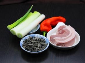 准备食材：厨男东北木耳干小木耳、五花肉、红辣椒、大葱；