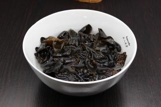 木耳用清水浸泡1小时，洗净，捞出沥干水；PS：木耳小，干净、非常好，不需要切