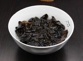 木耳用清水浸泡1小时，洗净，捞出沥干水；PS：木耳小，干净、非常好，不需要切