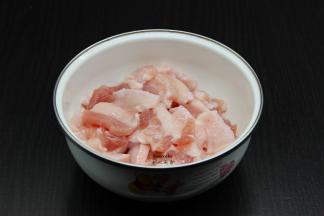 五花肉切片，放油、盐、料酒、生抽腌制十分钟；