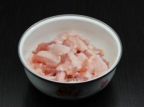 五花肉切片，放油、盐、料酒、生抽腌制十分钟；