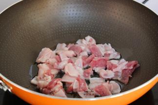 热锅，倒油，放入腌制好的五花肉，生姜丝、煎至微黄，翻转二面微黄即可；