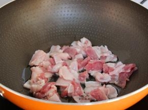 热锅，倒油，放入腌制好的五花肉，生姜丝、煎至微黄，翻转二面微黄即可；