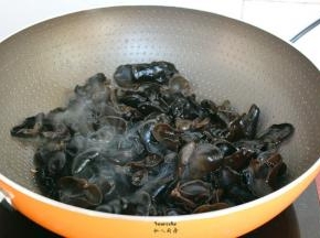 煎过五花肉的油锅，放入木耳爆炒；