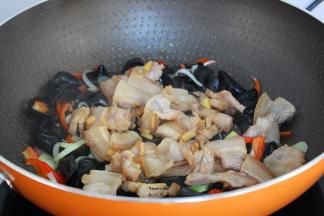 加入煎好的五花肉；