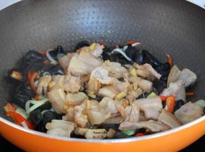 加入煎好的五花肉；