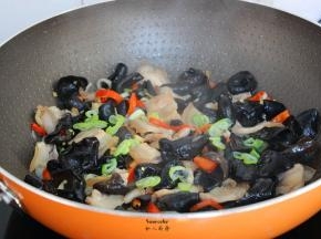 放盐、生抽，翻炒均匀即可