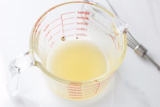 1取一个干净的容器，把玉米油和转化糖浆倒在一起，
充分混合均匀后，静置2分钟，看一下混合好的状态，
是很粘稠的，用打蛋器划过能带出纹路