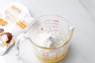 2易小焙广式月饼预拌粉过筛加入