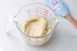 3用抹刀把面粉和糖油混合，压拌到看不到干粉即可