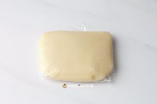 4取出面团，用保鲜膜包好，室温松弛1-2小时