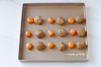 6把莲蓉馅和蛋黄一起过秤，分成35克一份