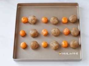 6把莲蓉馅和蛋黄一起过秤，分成35克一份