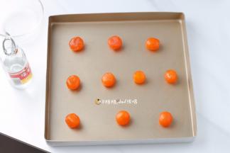 5咸蛋黄在白酒中滚一圈，去腥増香，
放入烤箱150度烤8分钟