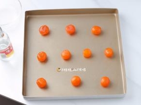 5咸蛋黄在白酒中滚一圈，去腥増香，
放入烤箱150度烤8分钟