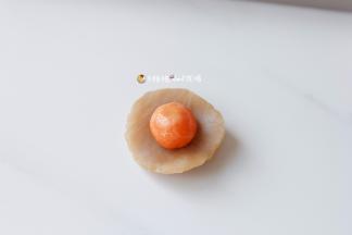 7莲蓉馅按扁，包入咸蛋黄