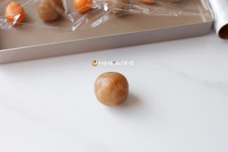 8搓成圆球，即为内陷，包上保鲜膜备用。
