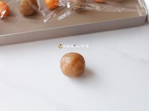 8搓成圆球，即为内陷，包上保鲜膜备用。