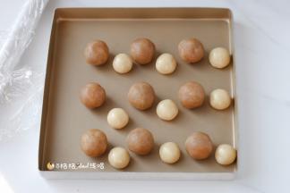 9松弛好的面团切割成15克一个，搓成圆形